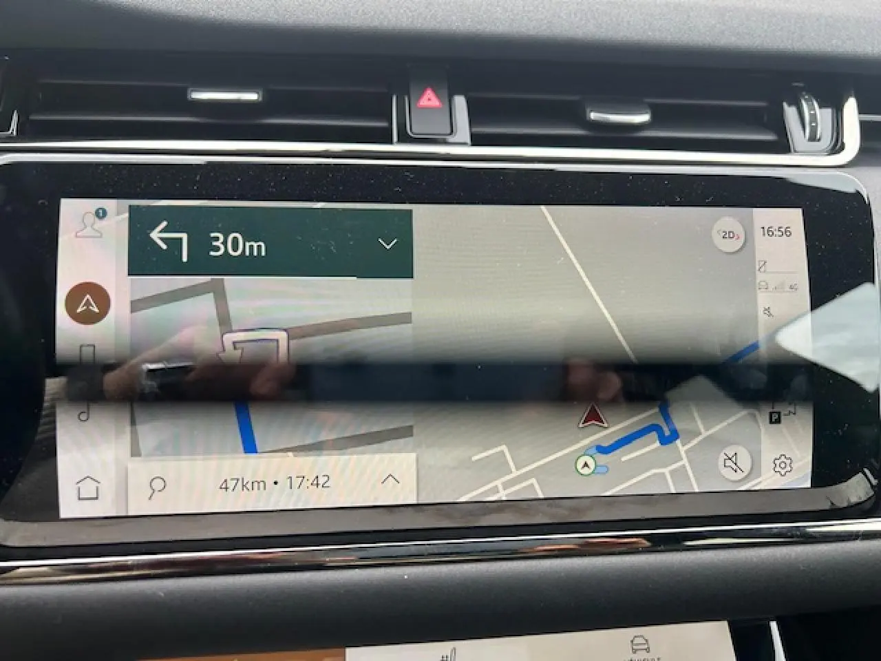 Écran tactile central du tableau de bord du Range Rover Evoque 2022 affichant la navigation GPS.