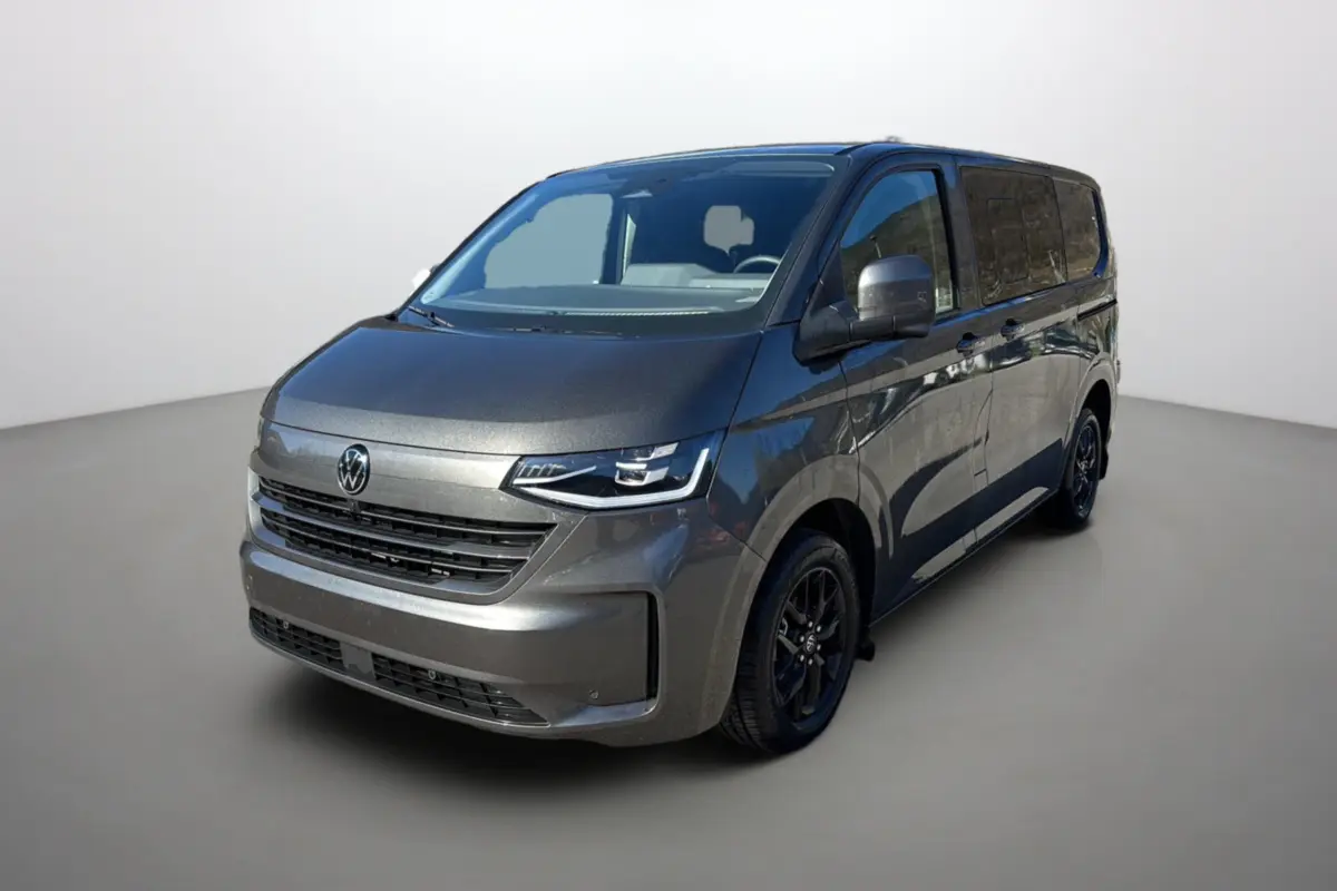 Volkswagen Transporter TDI 170 DSG ProCab L1 gris graphite, vue 3/4 avant avec jantes alu noires 17 pouces.