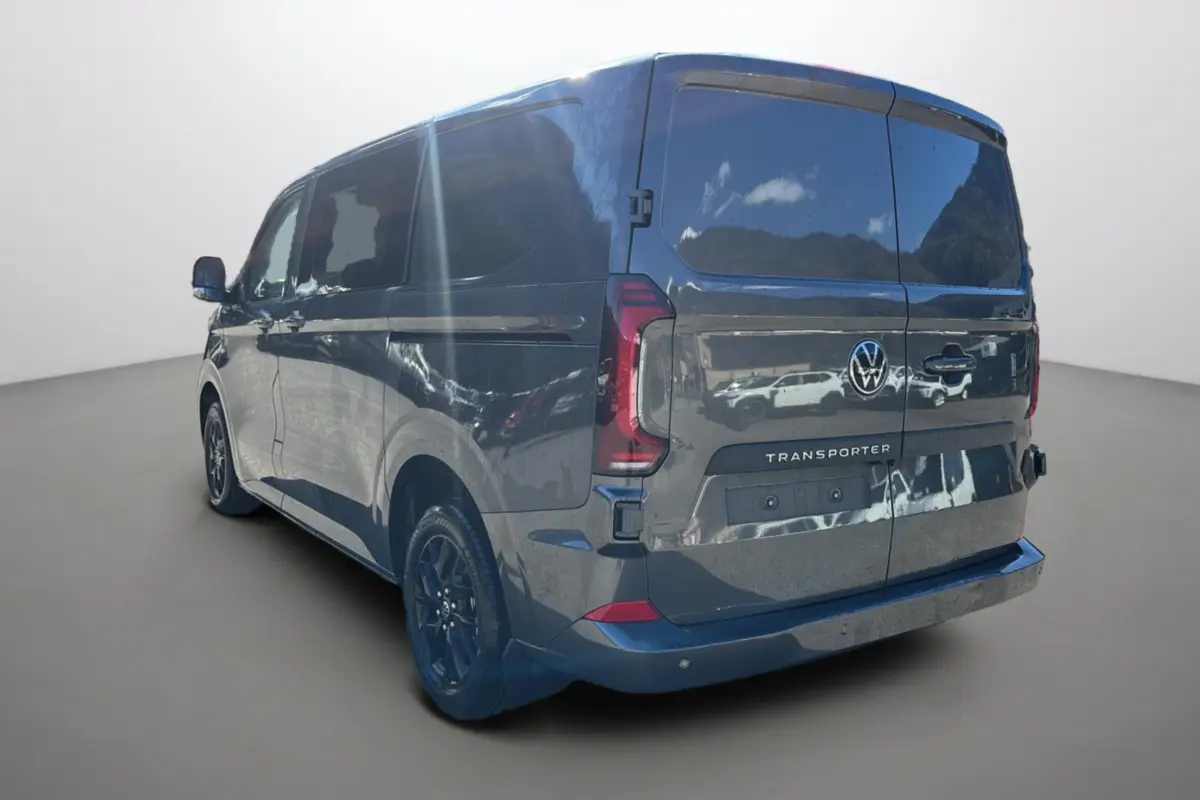 Vue 3/4 arrière droite d'un Volkswagen Transporter TDI 170 DSG ProCab L1 gris graphite avec jantes alu noires 17 pouces.