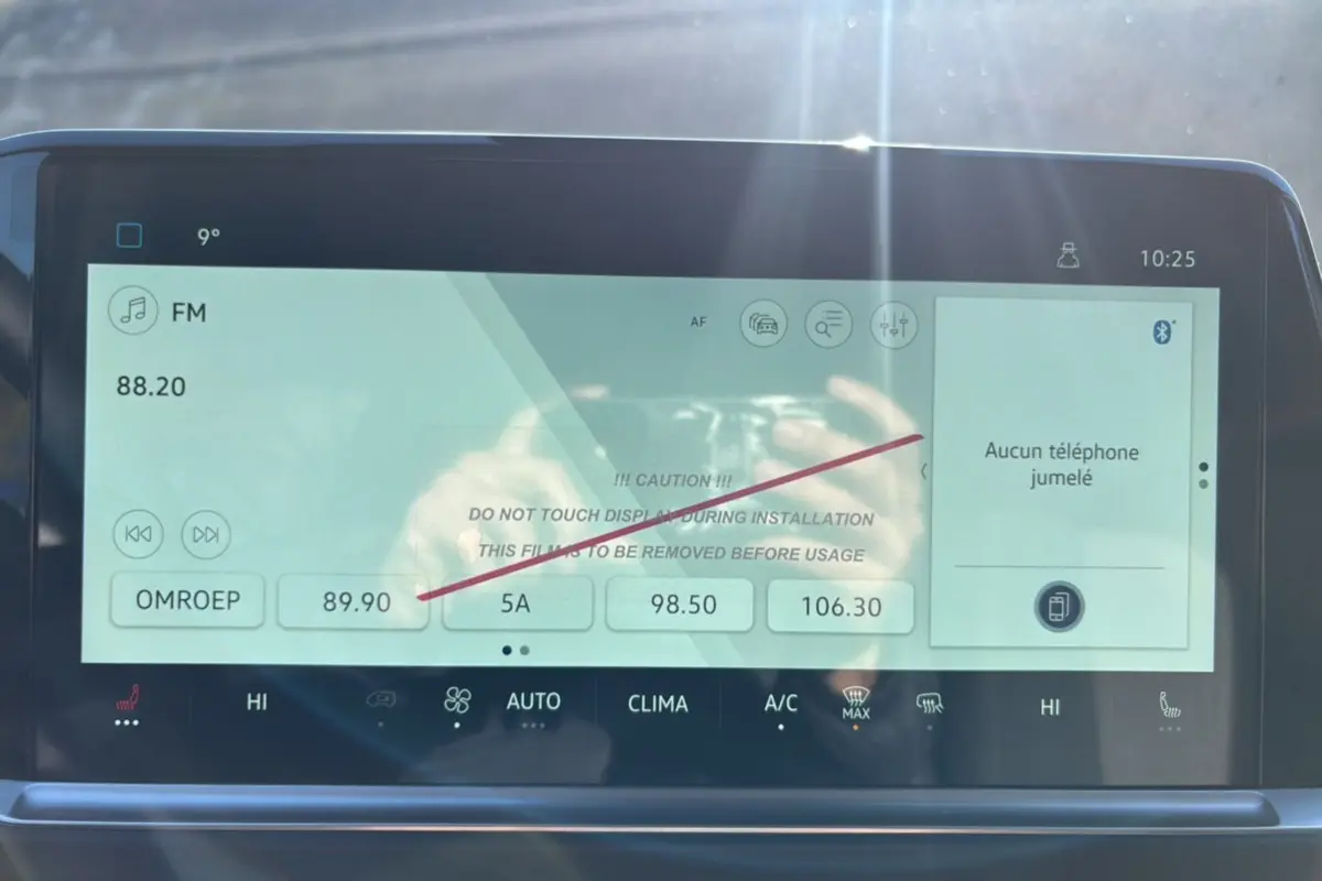 Écran tactile intérieur du Volkswagen Transporter TDI 170 DSG ProCab L1 affichant la radio FM et les commandes climatisation.