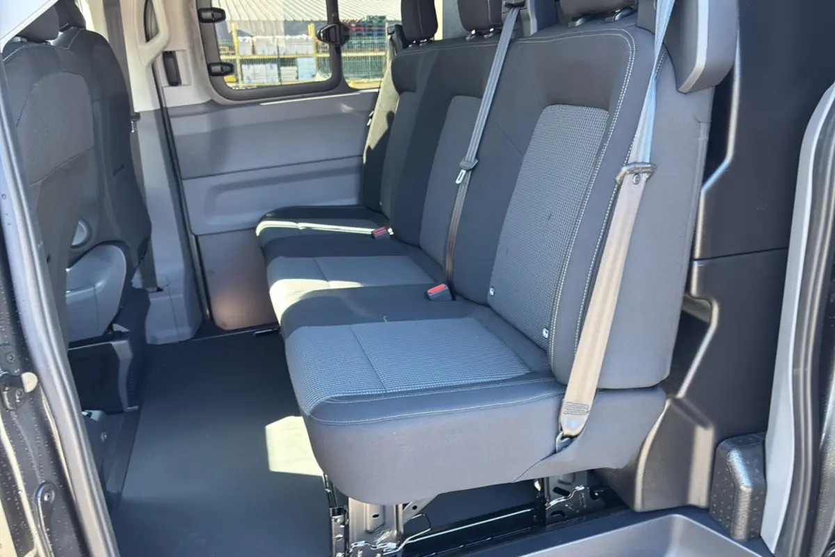 Vue intérieure côté droit montrant la banquette arrière grise du Volkswagen Transporter TDI 170 DSG ProCab L1 2026.