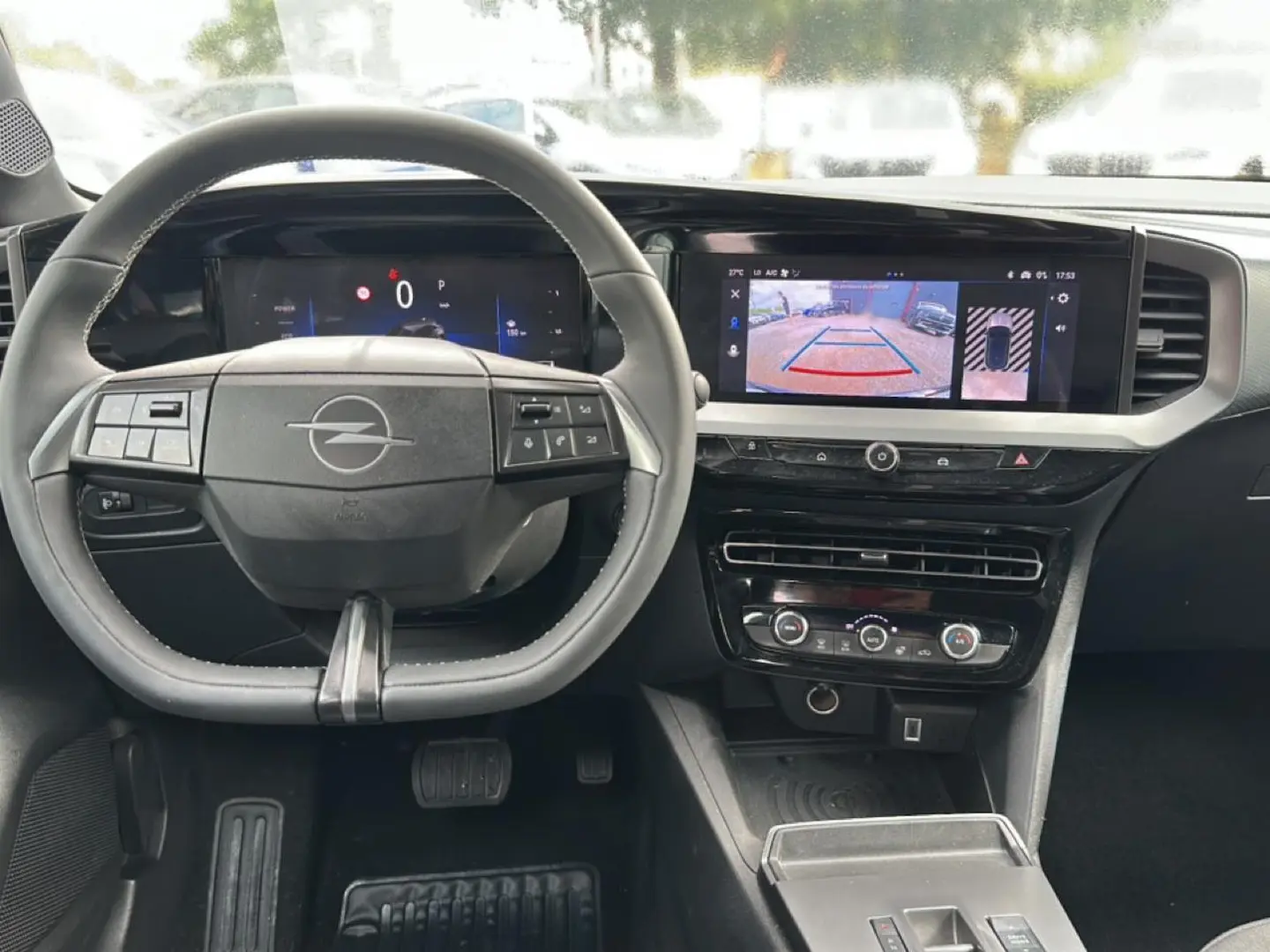 Intérieur de l’Opel Mokka 2025, vue frontale du volant multifonction et écran tactile affichant la caméra de recul.