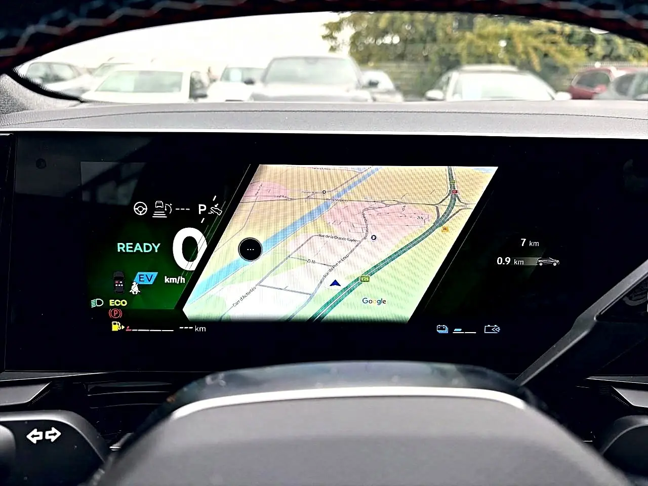 Vue intérieure du tableau de bord numérique du Renault Austral gris schiste, affichant la navigation GPS et les informations de conduite.