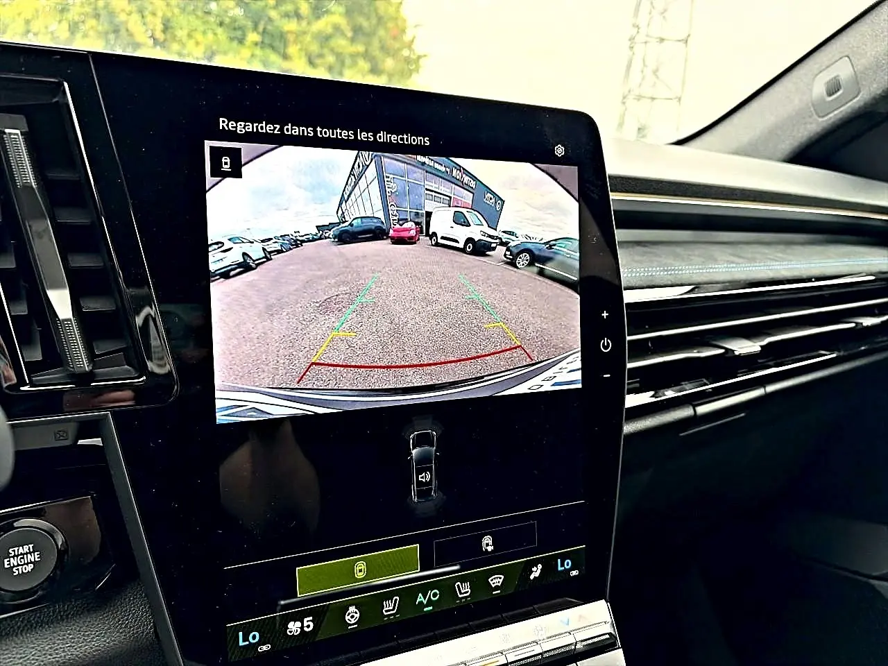 Vue intérieure centrée sur l'écran tactile affichant la caméra de recul du Renault Austral gris schiste, avec tableau de bord moderne.