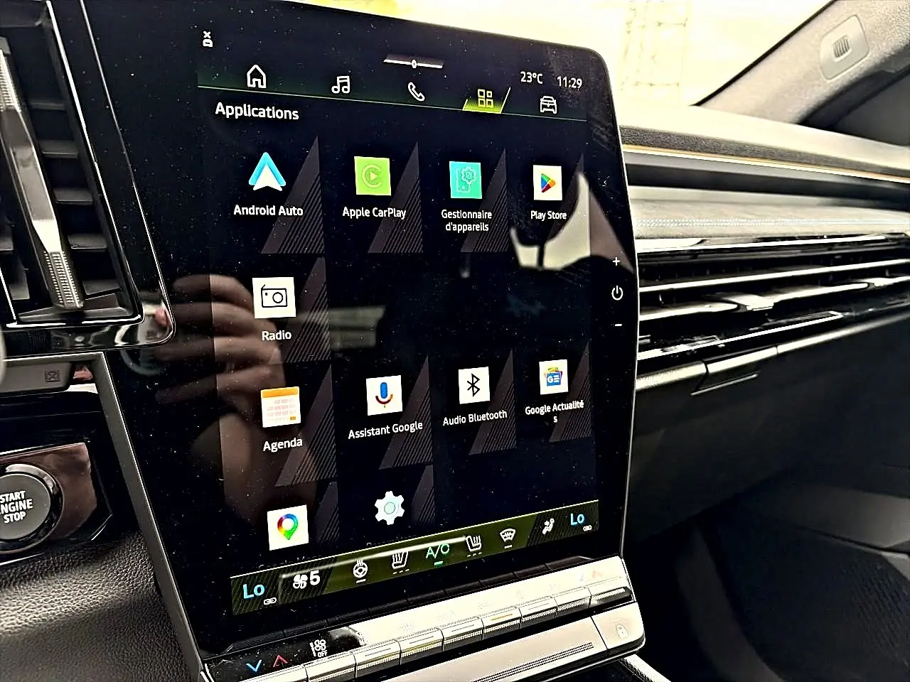 Vue rapprochée de l’écran tactile central du Renault Austral gris schiste, affichant les applications connectées.