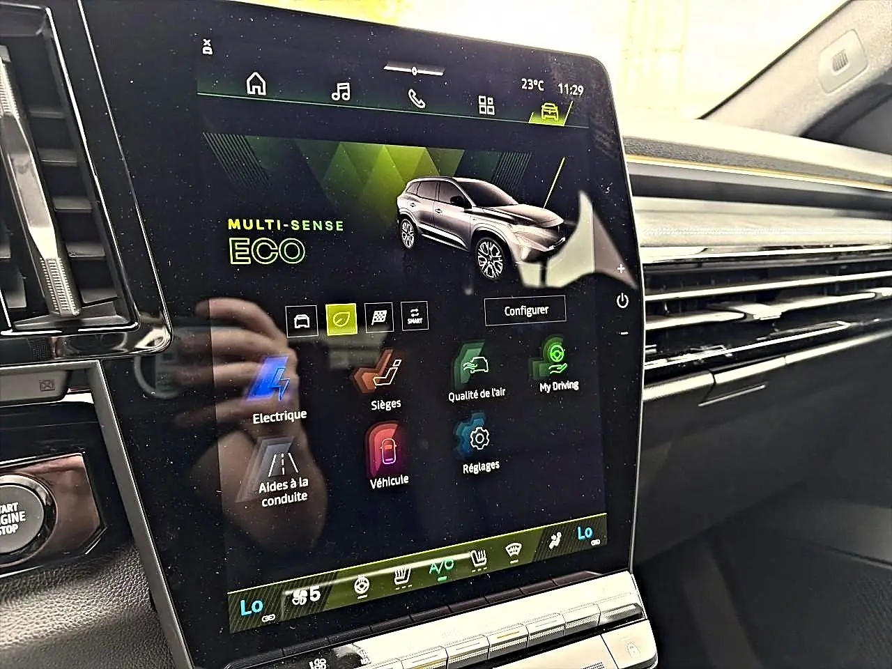 Écran tactile intérieur du Renault Austral gris schiste, affichant le mode de conduite Eco en vue rapprochée.