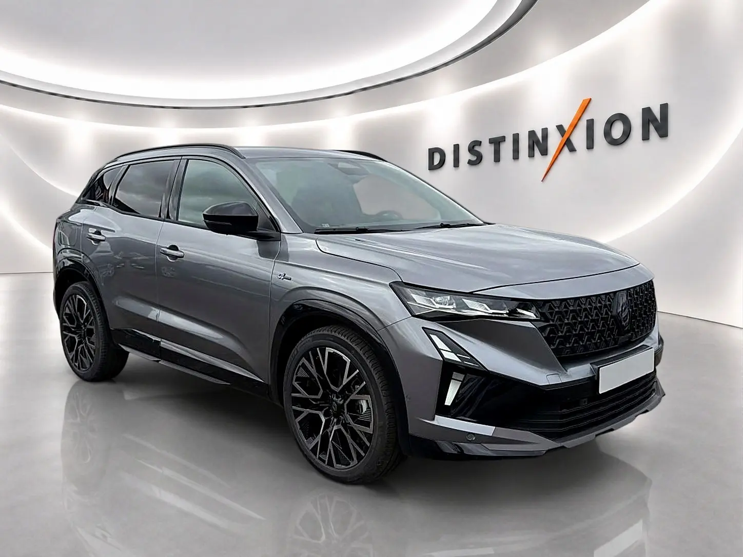 Renault Austral gris schiste en 3/4 avant droit, avec calandre noire et jantes alliage noires distinctives.