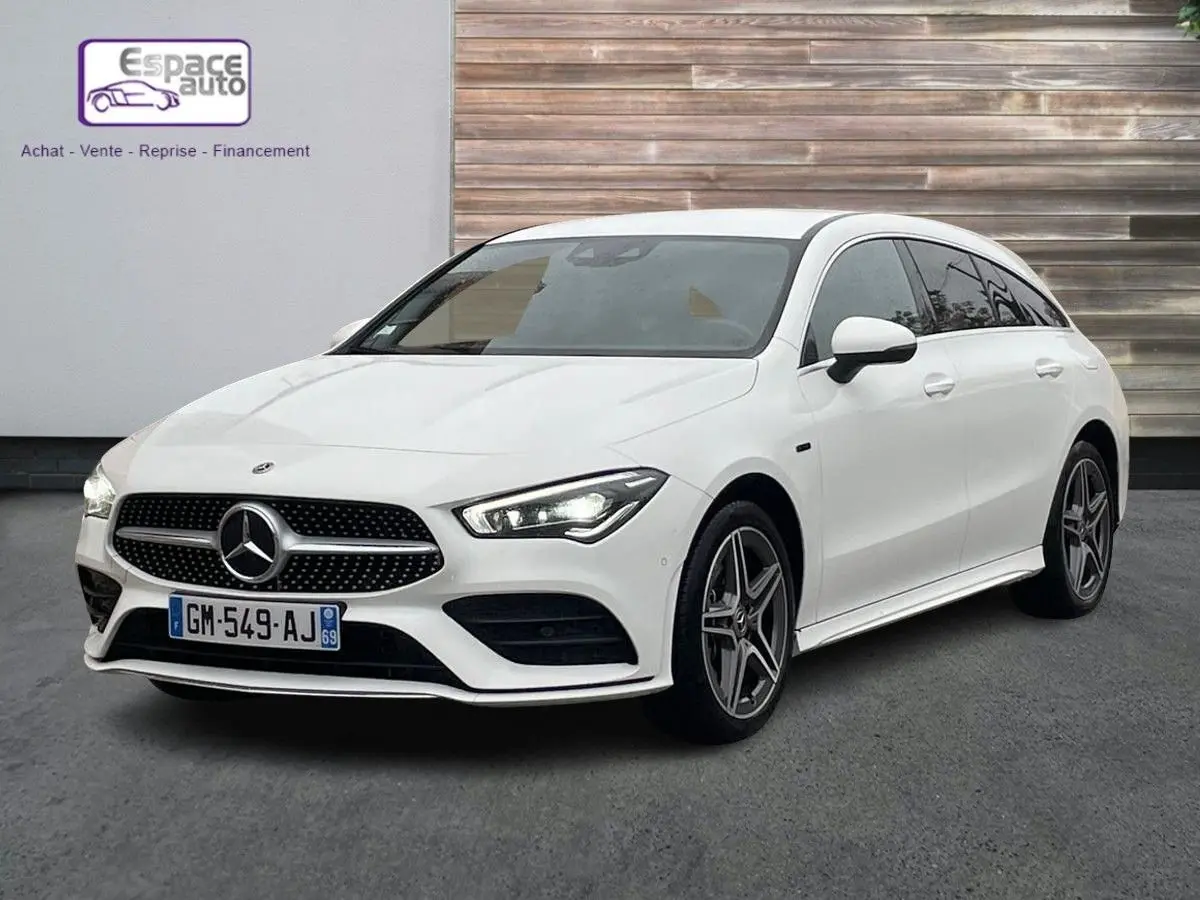 Mercedes Classe CLA Shooting Brake blanc en 3/4 avant droit avec finition AMG Line et jantes étoile grises.