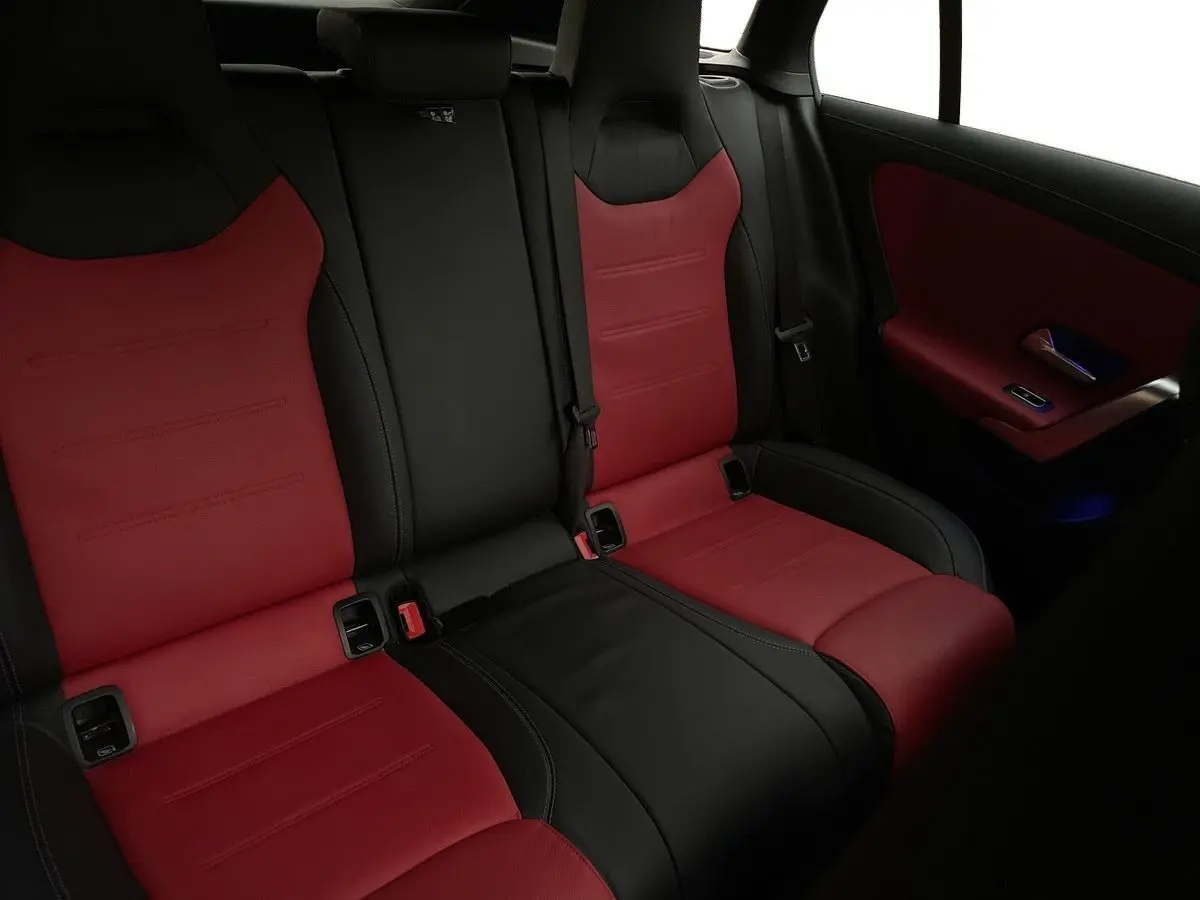 Vue intérieure arrière des sièges bicolores rouge et noir du Mercedes CLA Shooting Brake Business 250 E AMG Line 2021.