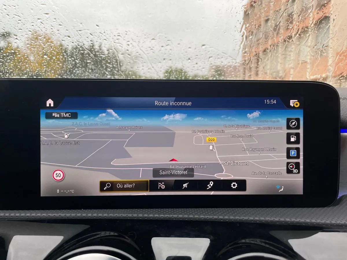 Vue intérieure du tableau de bord du Mercedes Classe CLA Shooting Brake blanc 2021, avec écran de navigation affichant une carte.