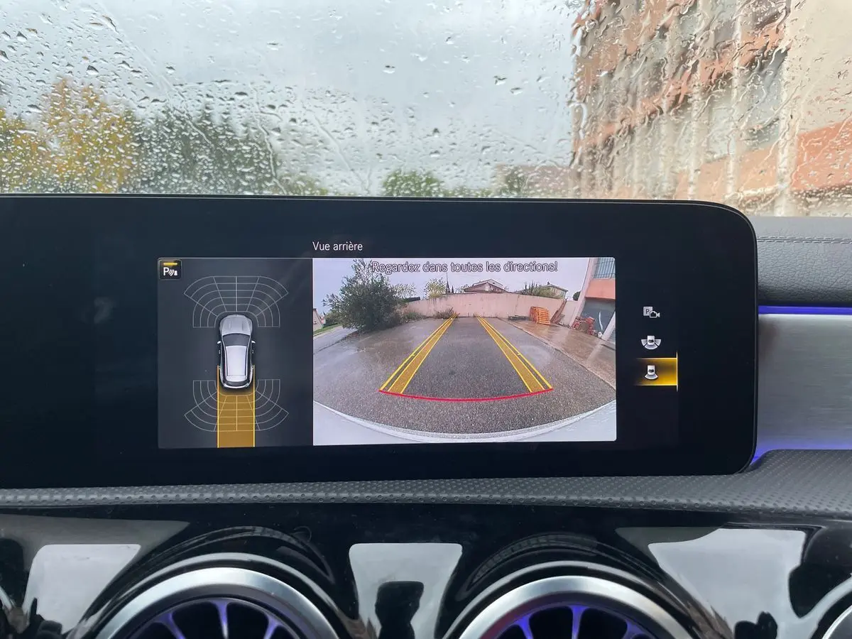 Écran intérieur montrant la caméra de recul et l’aide au stationnement du Mercedes CLA Shooting Brake blanc 2021.