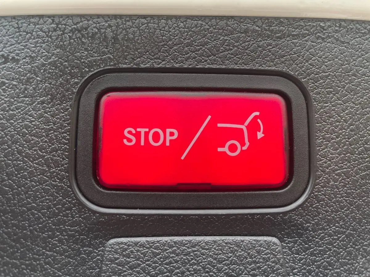 Bouton rouge "STOP" pour l'ouverture ou la fermeture électrique du hayon sur Mercedes Classe CLA Shooting Brake blanc, vue intérieure.