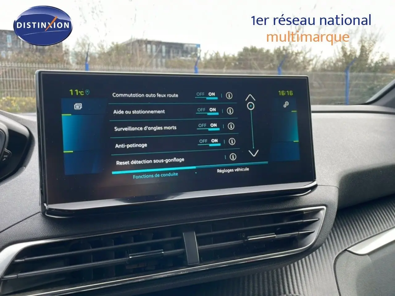 Vue intérieure du tableau de bord du Peugeot 3008 2024, écran tactile affichant les aides à la conduite.