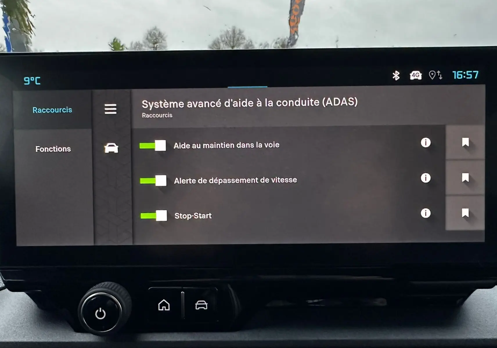 Écran tactile intérieur du Citroën Berlingo 2025 affichant les options d'aide à la conduite ADAS.