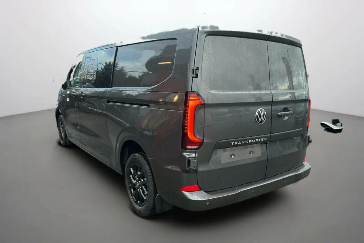 Vue 3/4 arrière droite d’un Volkswagen Transporter TDI 170 DSG ProCab L2 gris graphite avec feux LED et jantes alu noires.