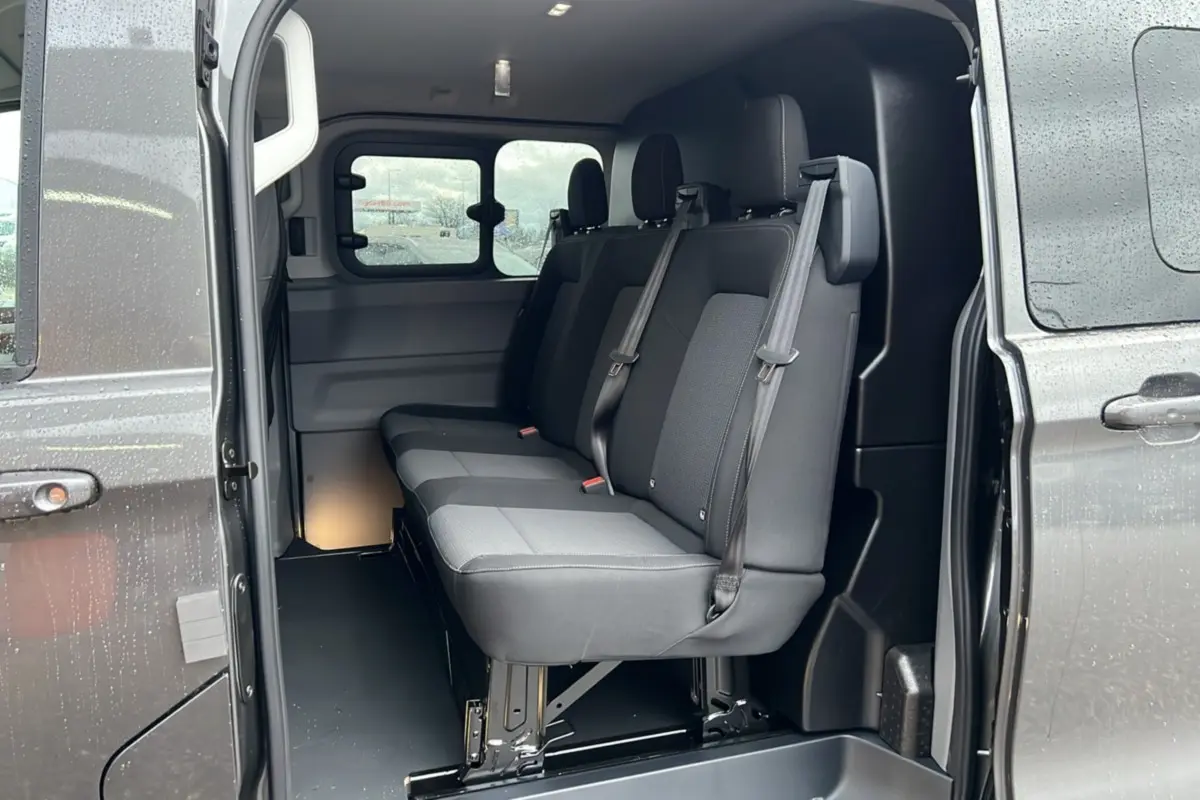 Vue intérieure côté droit du Volkswagen Transporter TDI 170 DSG ProCab L2 2026, montrant la banquette arrière 3 places grise.