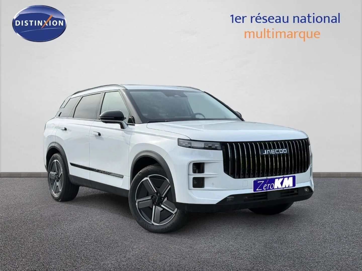 SUV JAECOO J7 blanc vu en 3/4 avant droit avec calandre verticale noire et jantes alu distinctives.