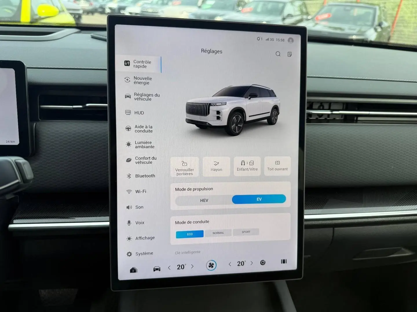 Écran tactile central affichant un SUV JAECOO J7 blanc en 3/4 avant dans les réglages du véhicule.