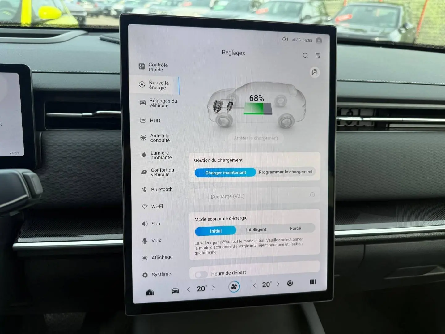 Vue intérieure centrée sur l'écran tactile du tableau de bord du JAECOO J7 blanc, affichant la gestion de charge hybride.
