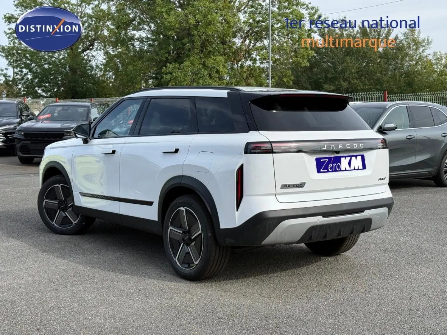 Vue 3/4 arrière droite du SUV blanc JAECOO J7 2026 avec toit noir et feux arrière LED horizontaux.