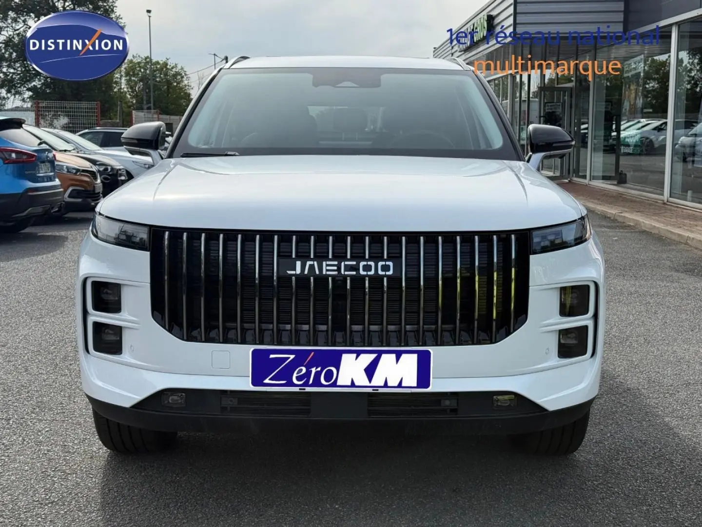 Vue frontale d’un SUV JAECOO J7 blanc avec calandre verticale noire et phares LED intégrés.