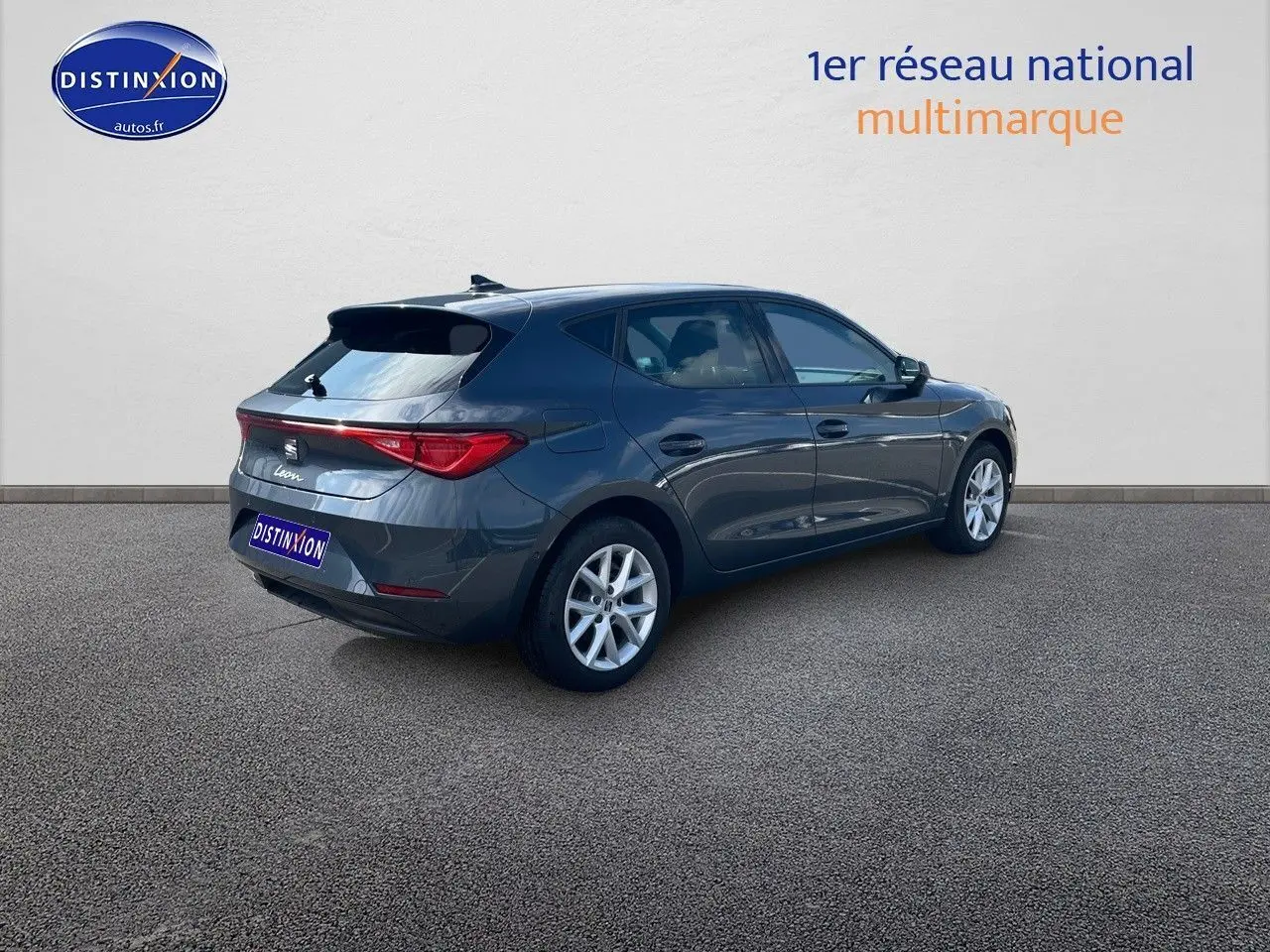 SEAT Leon IV gris magnétique métal vue 3/4 arrière droit, soulignant ses lignes modernes et ses jantes argentées.