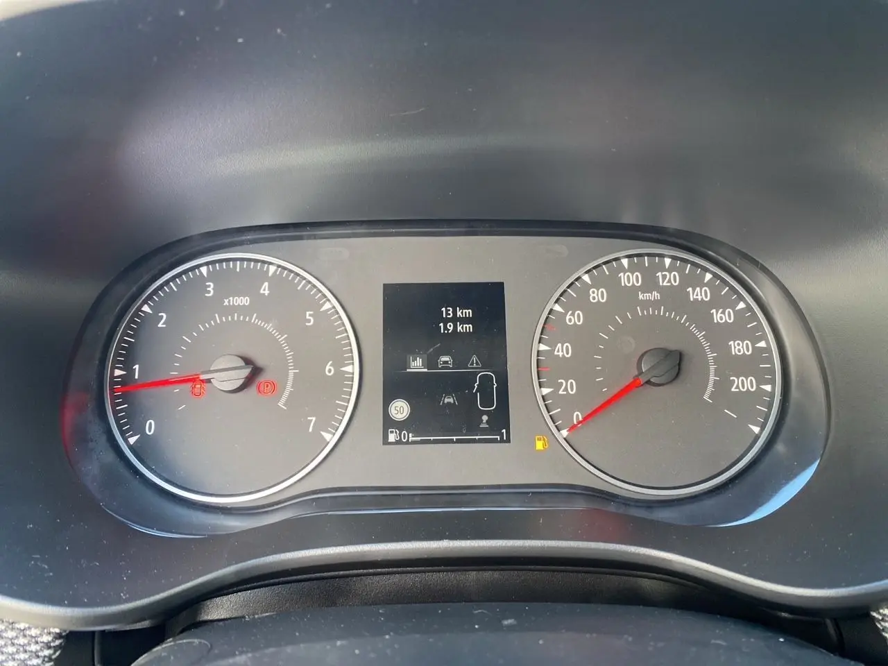 Tableau de bord noir de la Dacia Sandero Stepway TCE 110, affichant compte-tours et vitesse à l'arrêt.