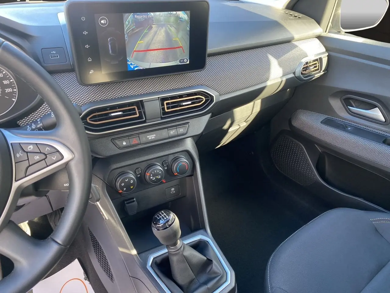 Intérieur avant droit de la Dacia Sandero Stepway 2025 avec écran Media Nav affichant la caméra de recul.