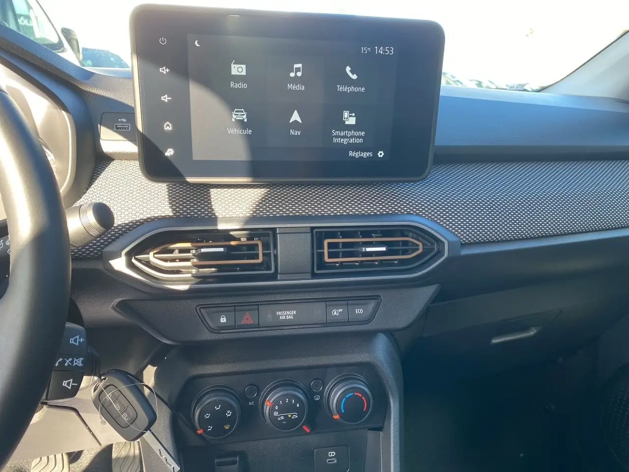 Vue intérieure du tableau de bord de la Dacia Sandero Stepway 2025 avec écran Media Nav et commandes climatiques.