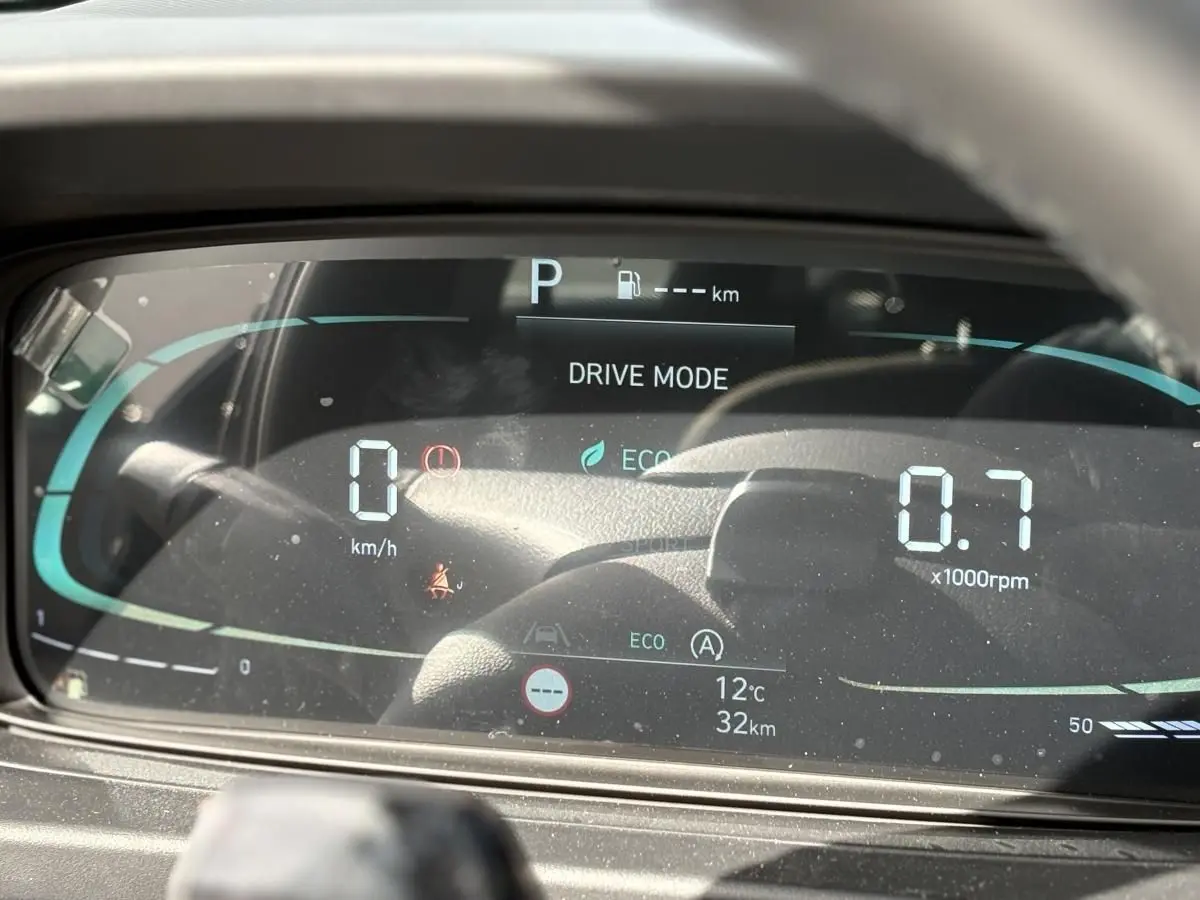 Affichage numérique du tableau de bord de la Hyundai i20 gris clair, montrant la vitesse à 0 km/h et le régime moteur à 0,7 x1000 rpm.