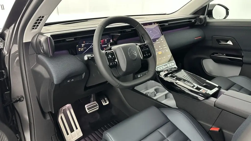 Vue intérieure côté conducteur du Citroën C5 Aircross hybride gris platinium, avec tableau de bord numérique et écran tactile vertical.