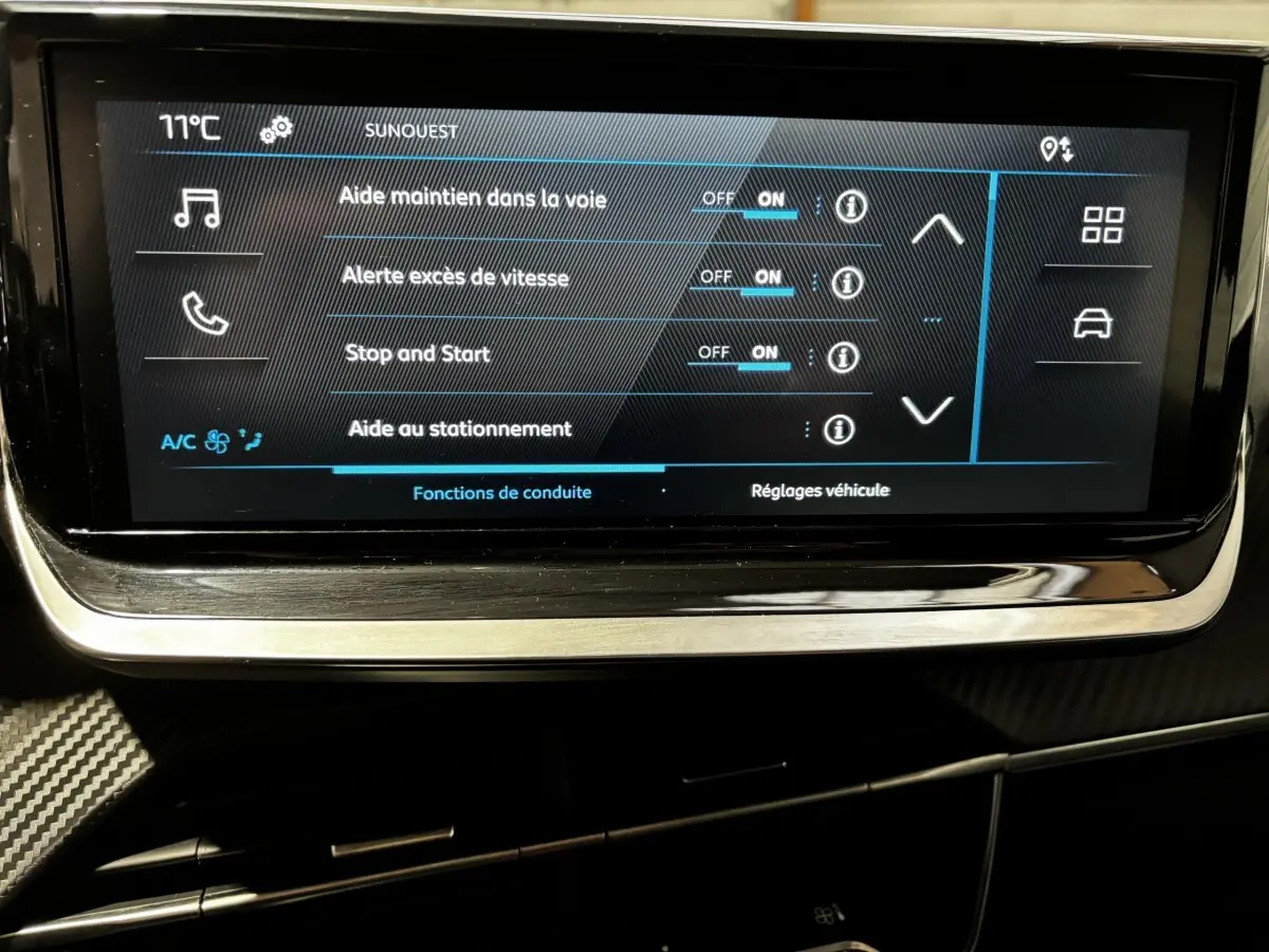 Écran tactile central de la Peugeot 208 PureTech 100 S&S Active 2024 affichant les aides à la conduite.