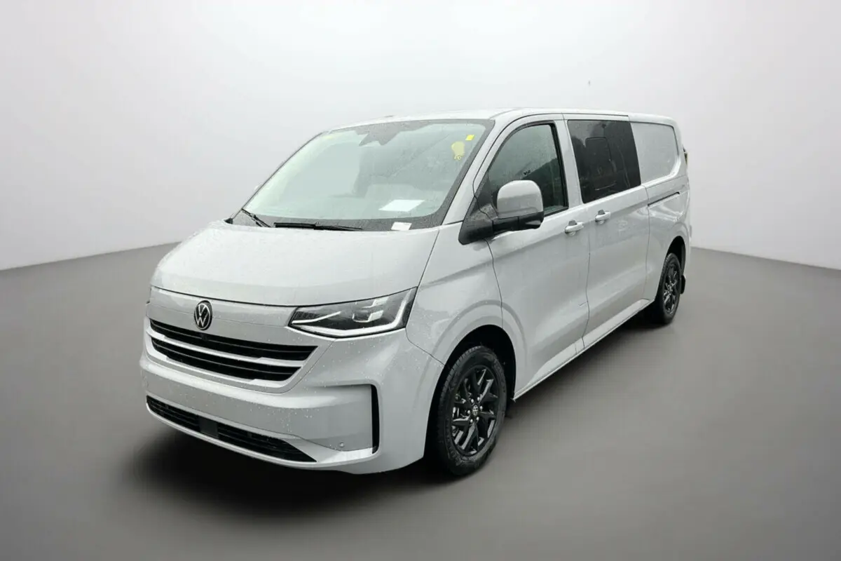 Vue 3/4 avant d’un Volkswagen Transporter TDI 170 DSG ProCab L2 gris Stone avec jantes alu noires 17 pouces.