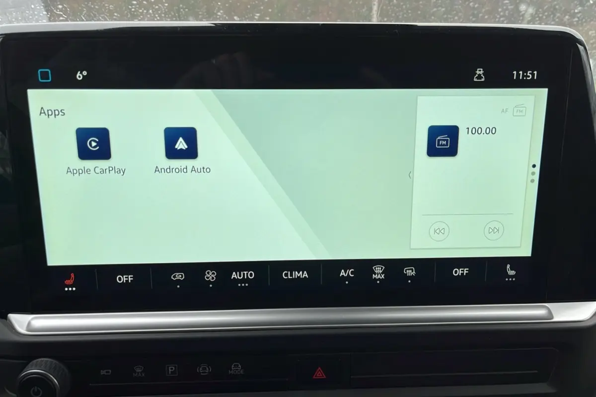 Écran tactile central du Volkswagen Transporter TDI 170 DSG ProCab L2, affichant Apple CarPlay et Android Auto.