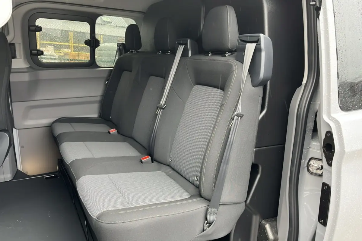 Vue intérieure côté droit sur la banquette arrière grise du Volkswagen Transporter TDI 170 DSG ProCab L2 2026.