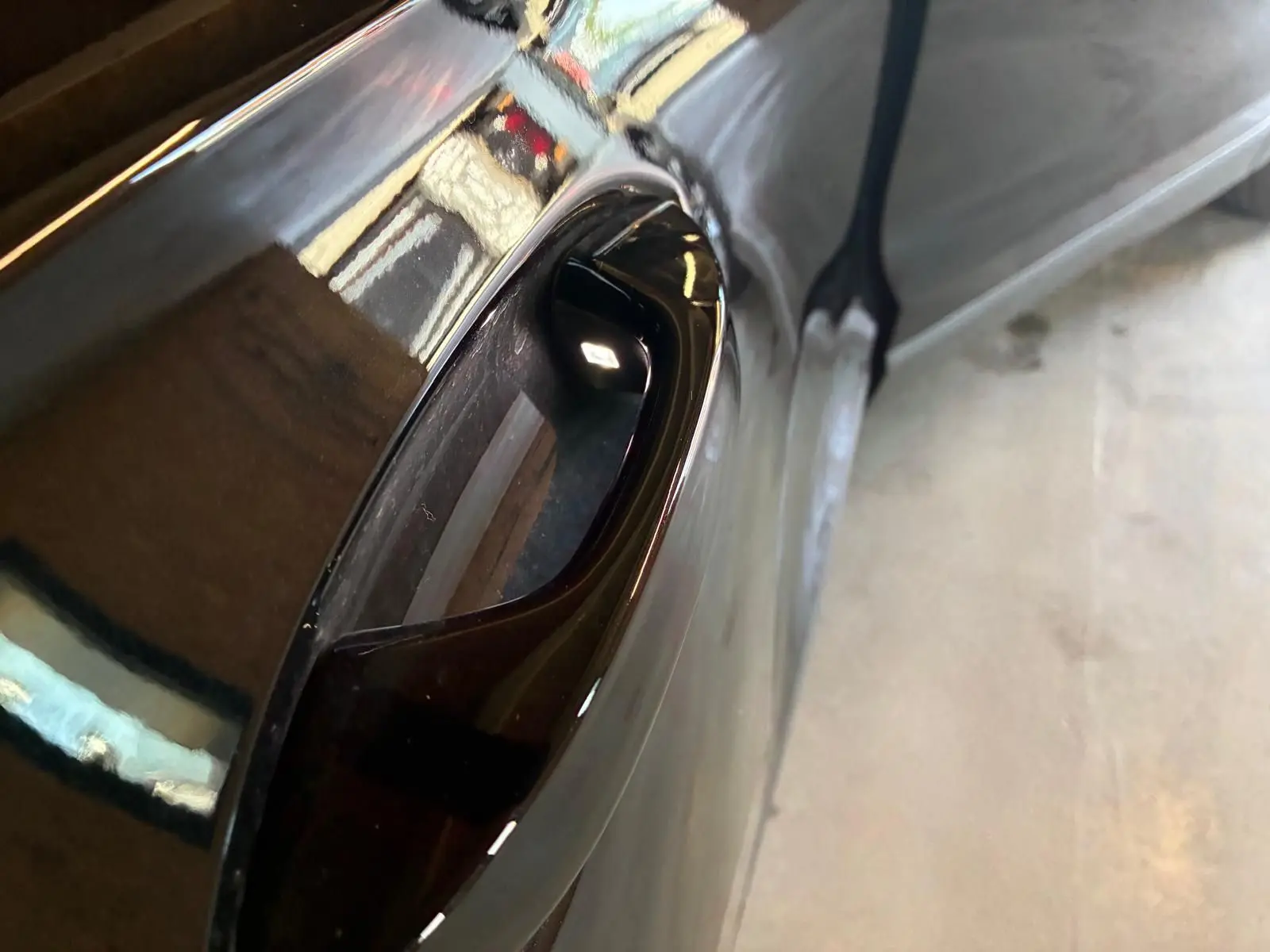 Poignée de porte noire grenadilla métal en gros plan sur un Volkswagen Tiguan 2026, vue côté gauche.