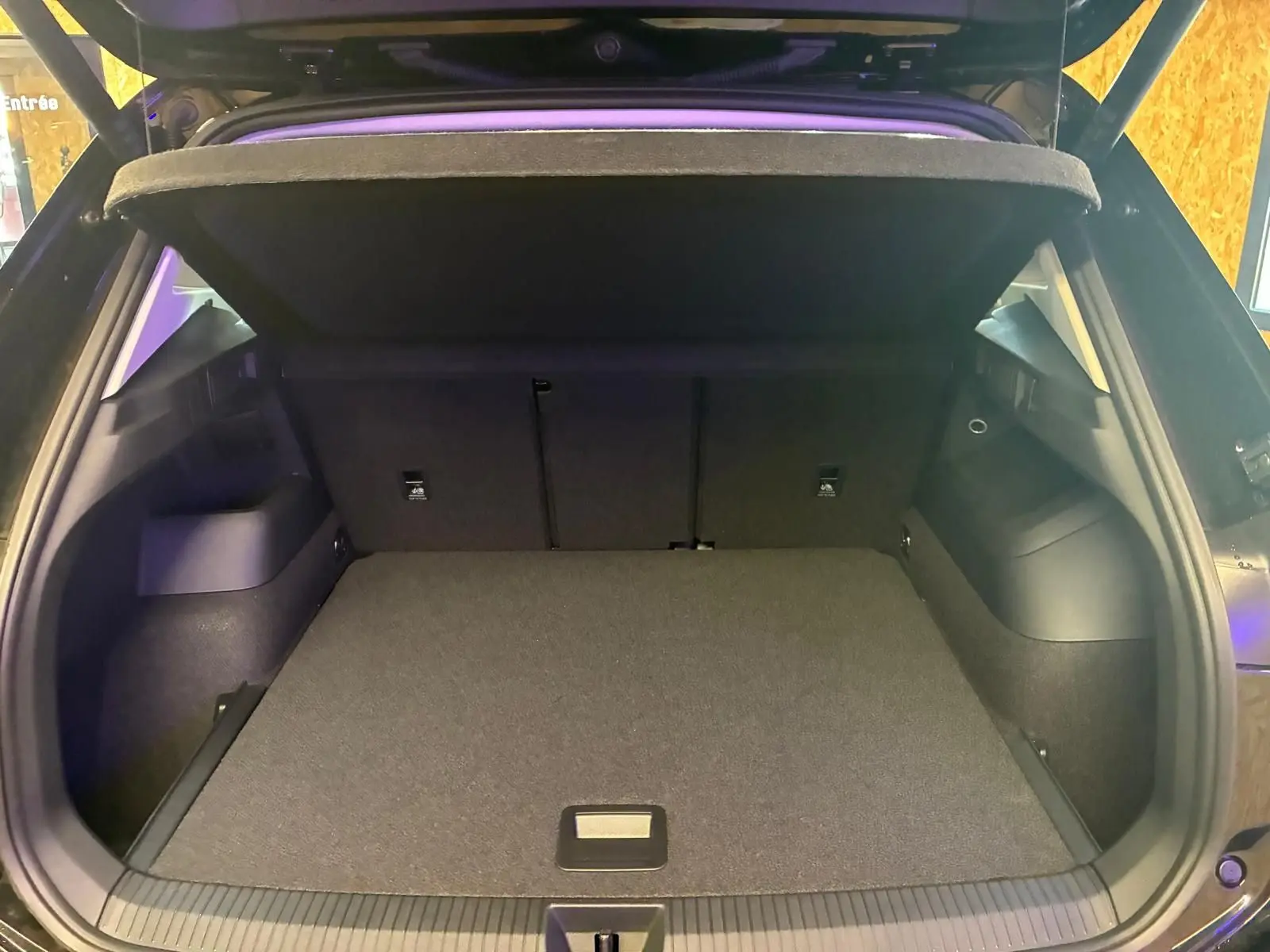Coffre ouvert en vue arrière d’un Volkswagen Tiguan noir Grenadilla 2026, montrant l’espace de chargement vide et propre.