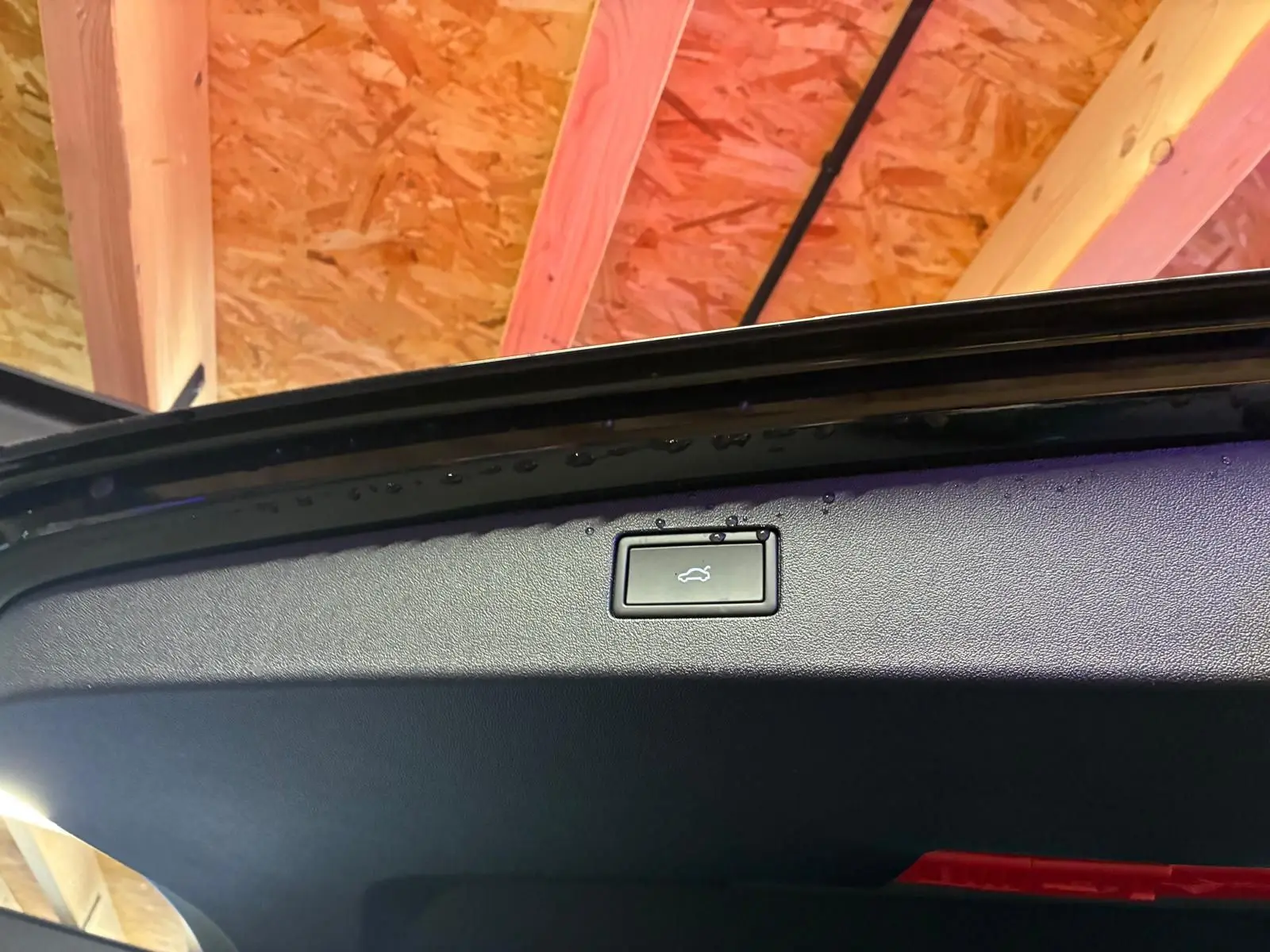 Bouton d'ouverture électrique du coffre sur le hayon noir grenadilla métal d'un Volkswagen Tiguan 2026.