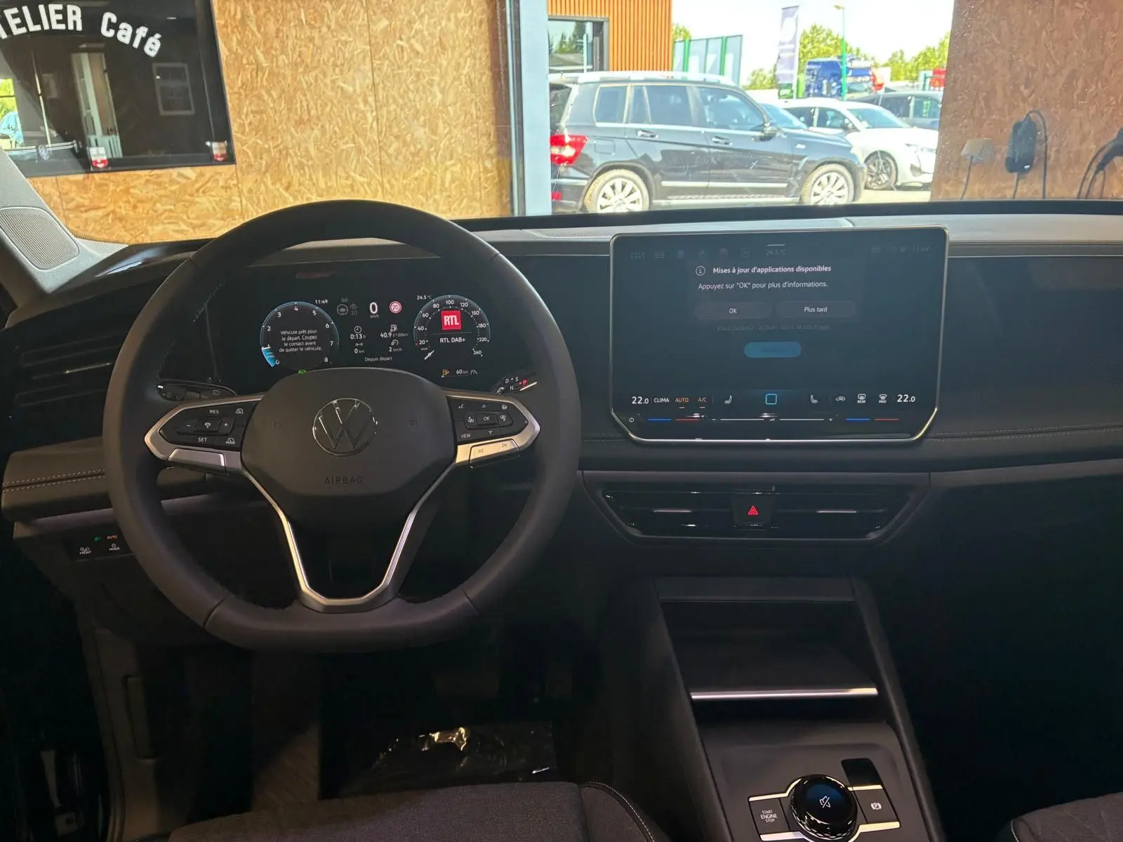 Vue intérieure du tableau de bord du Volkswagen Tiguan 2026, volant multifonction et écran tactile central allumé.