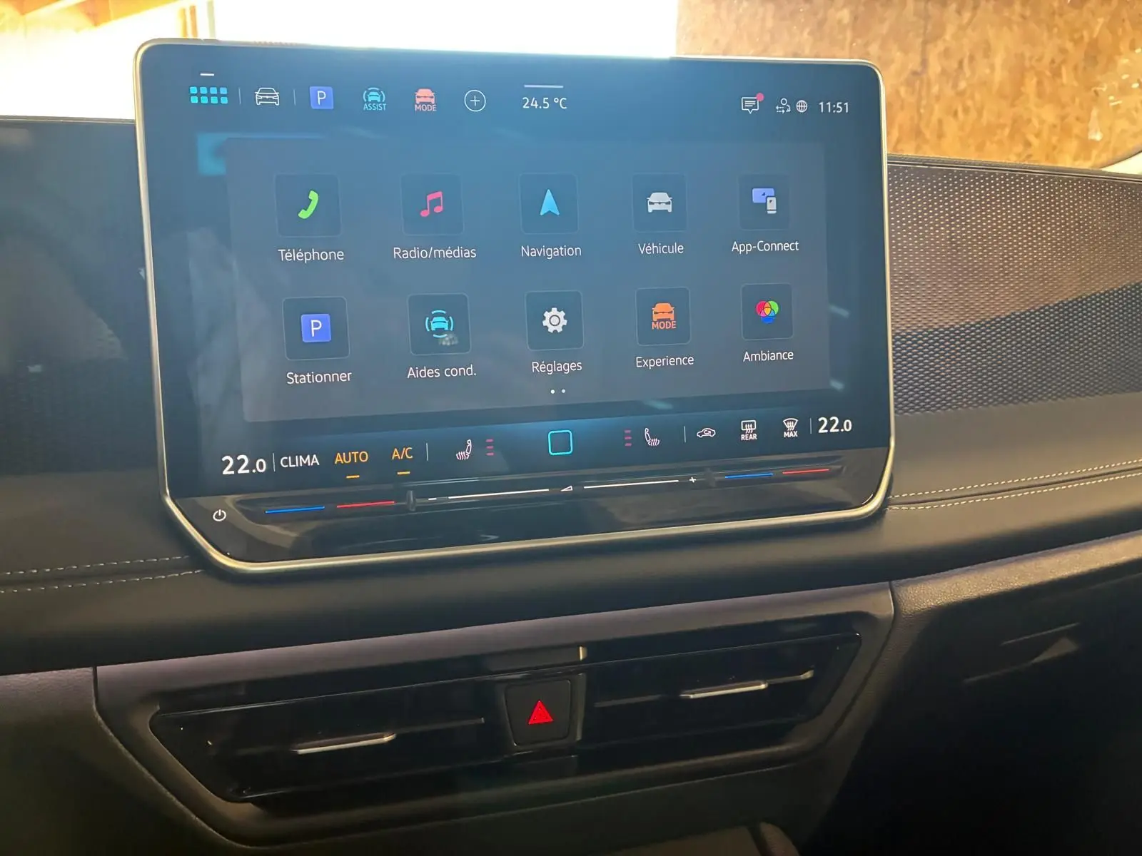 Écran tactile central du tableau de bord du Volkswagen Tiguan 2026, affichant les options multimédia et climatisation.