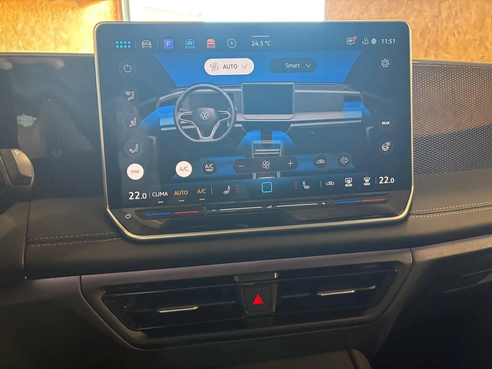Écran tactile central du Volkswagen Tiguan 2026 affichant les commandes de climatisation et de conduite, intérieur noir.