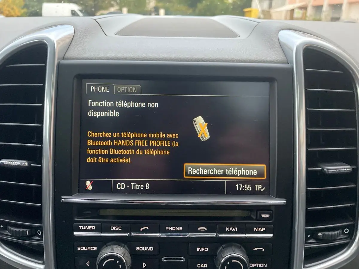 Écran central du tableau de bord du Porsche Cayenne S Hybrid 2010, vue frontale avec interface Bluetooth inactive.