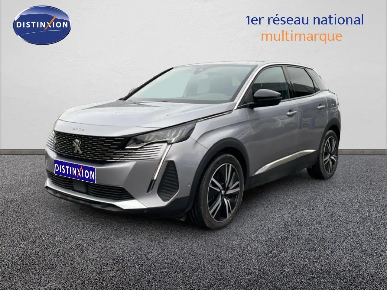 Peugeot 3008 hybride rechargeable gris Artense en 3/4 avant droit, avec jantes alliage et calandre noire distinctive.