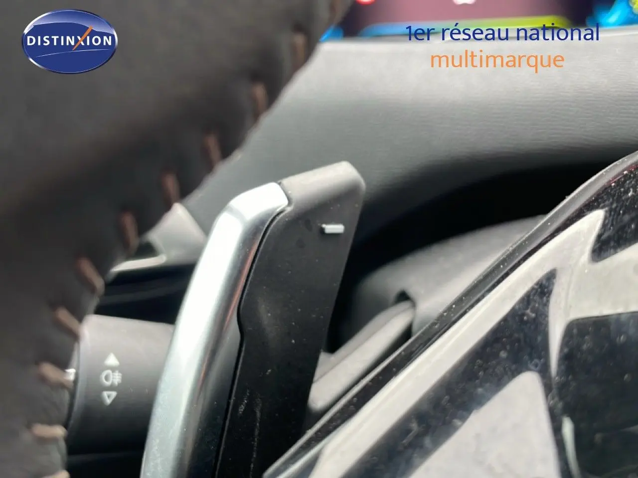 Gros plan sur la palette de changement de vitesse au volant du Peugeot 3008 gris Artense 2024 hybride rechargeable.