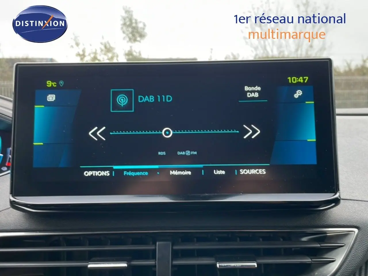 Écran tactile central du Peugeot 3008 2024 affichant la radio DAB, intérieur noir visible en arrière-plan.