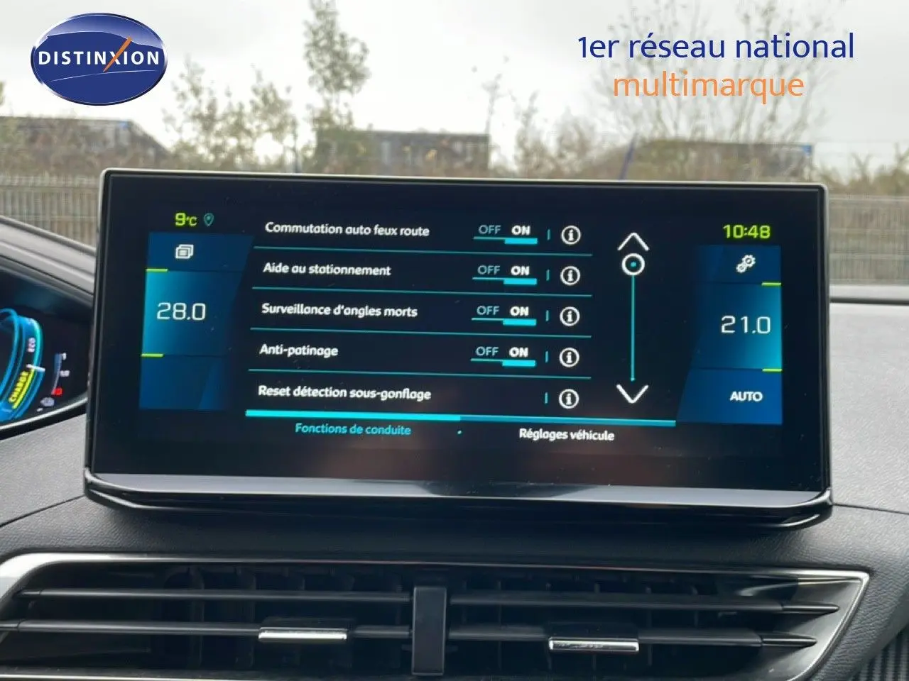 Vue intérieure sur l'écran tactile central du Peugeot 3008 gris Artense, affichant les réglages d'aides à la conduite.