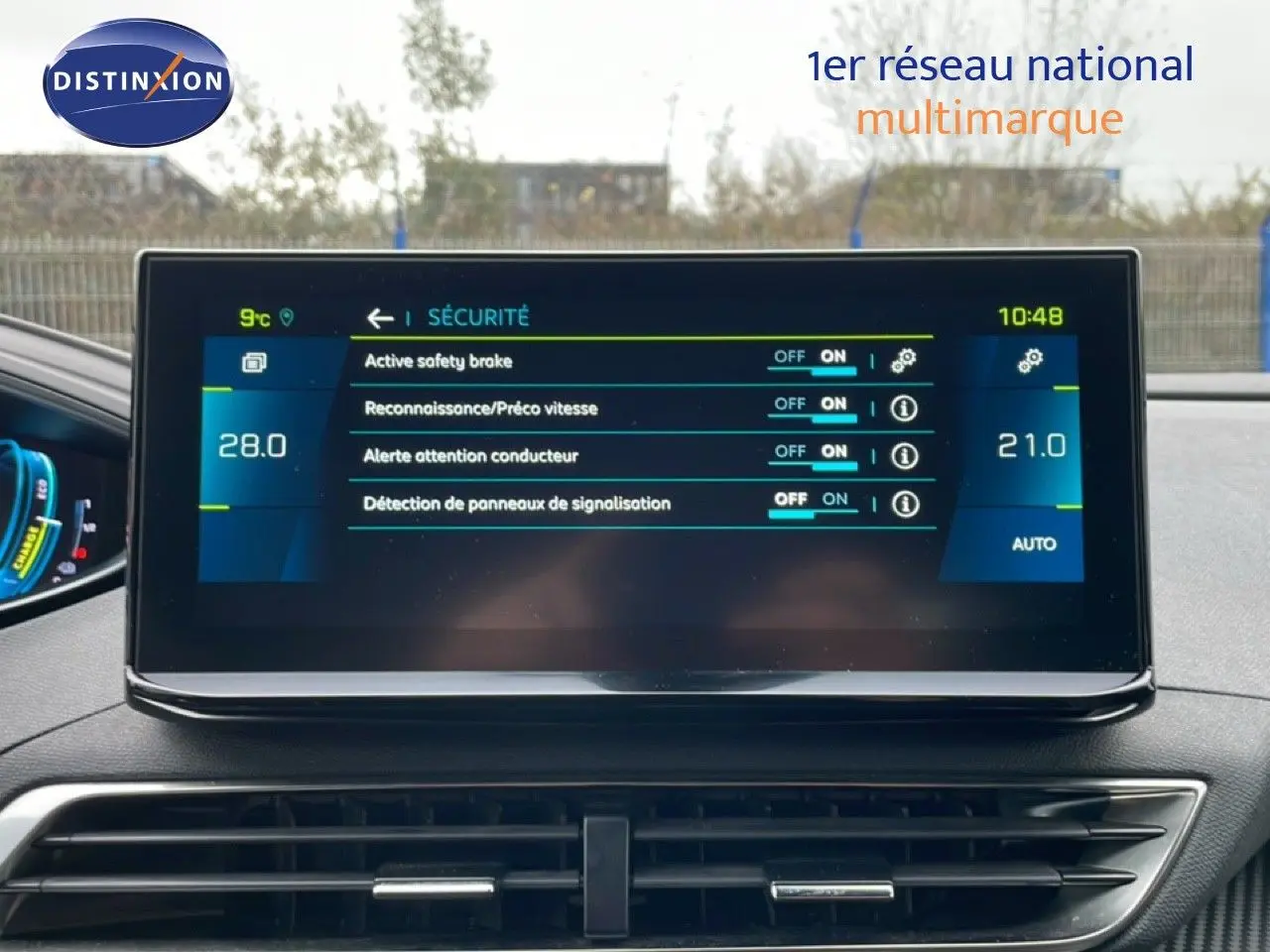 Vue intérieure centrée sur l'écran tactile du tableau de bord du Peugeot 3008 gris Artense, affichant les réglages de sécurité active.