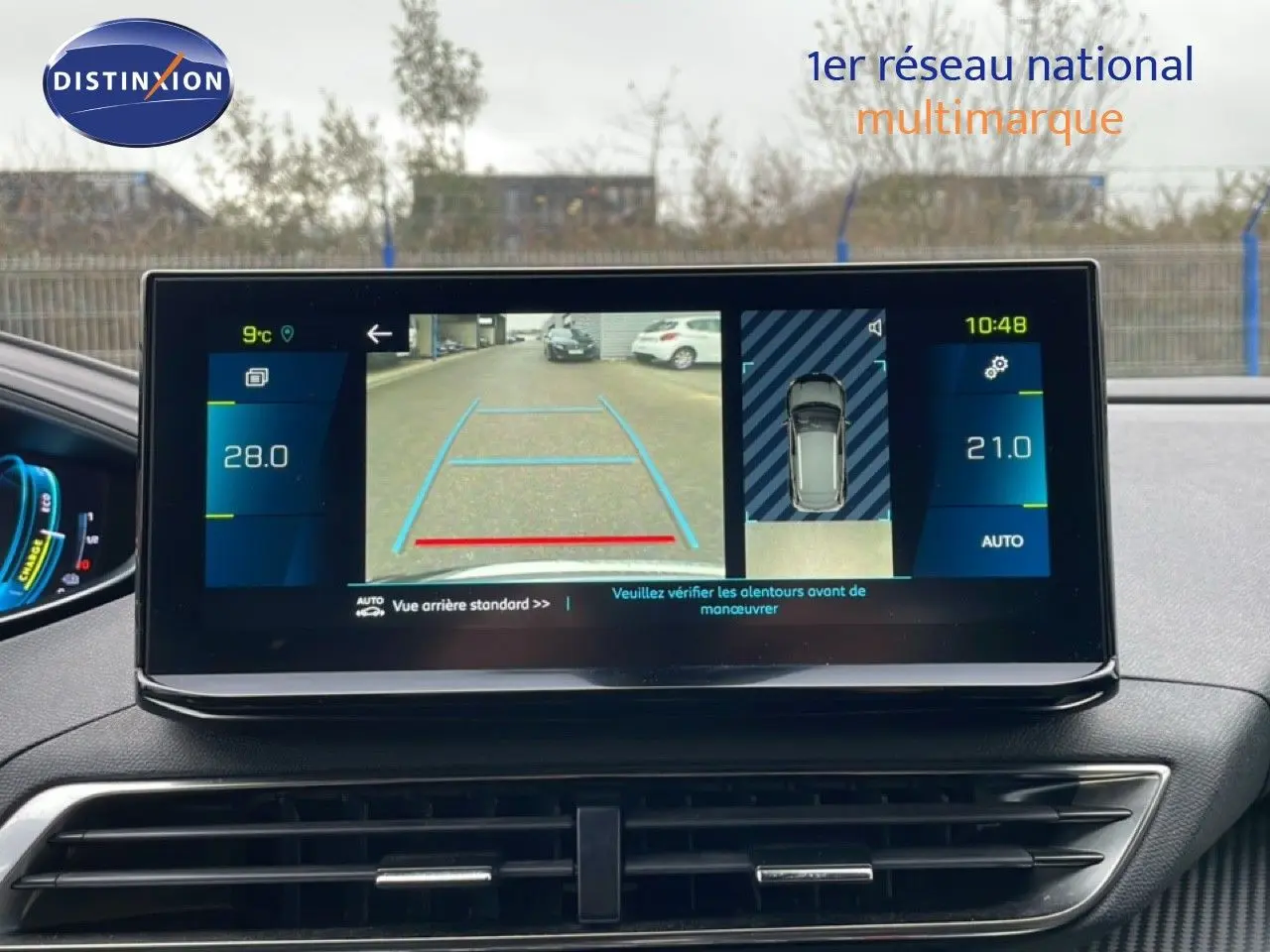 Vue intérieure du tableau de bord du Peugeot 3008 gris Artense, écran tactile affichant la caméra de recul et la température.