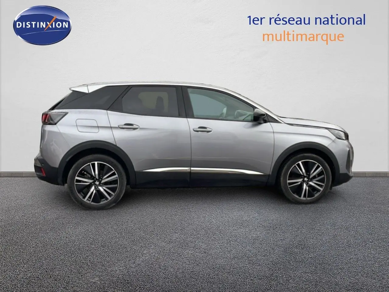 Vue latérale droite d'un Peugeot 3008 gris Artense métal, hybride rechargeable, avec jantes alliage noires et argentées.