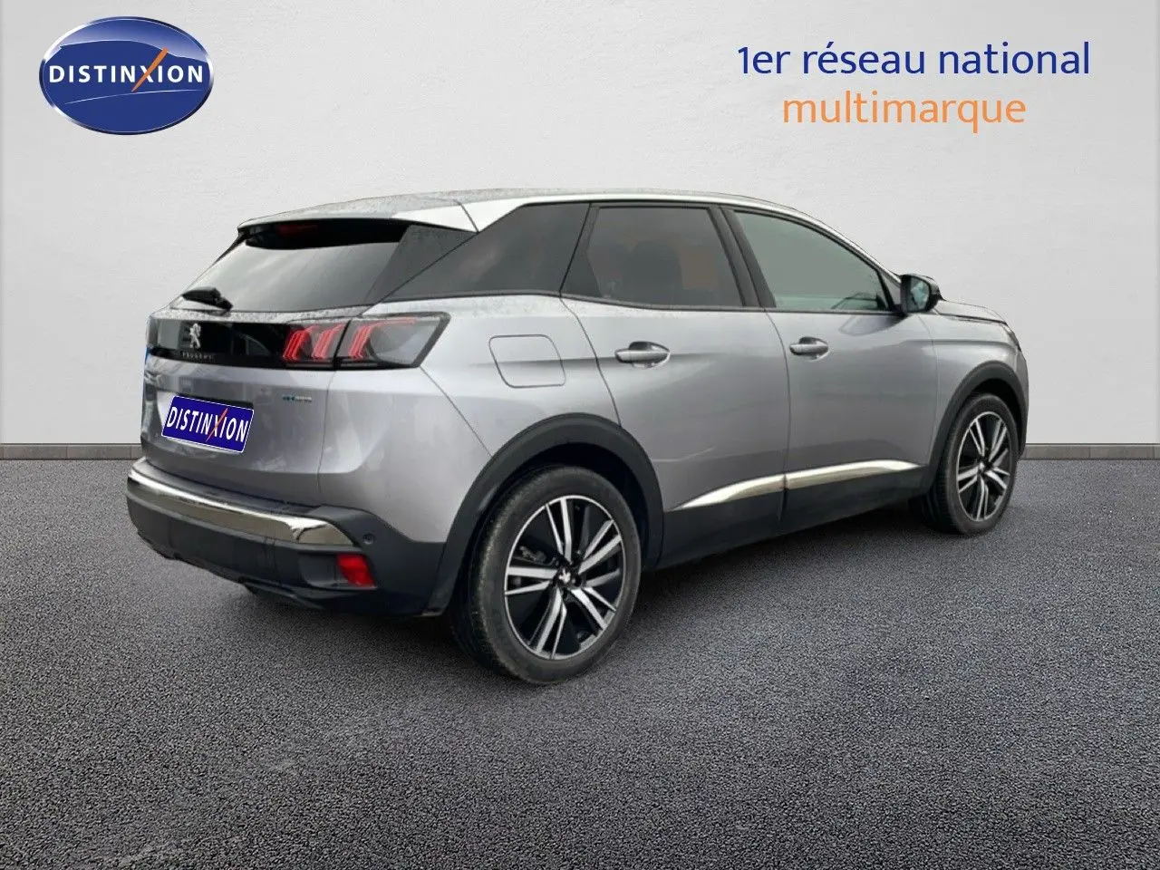 Peugeot 3008 hybride rechargeable gris Artense métal, vue 3/4 arrière côté droit avec jantes alliage bicolores.